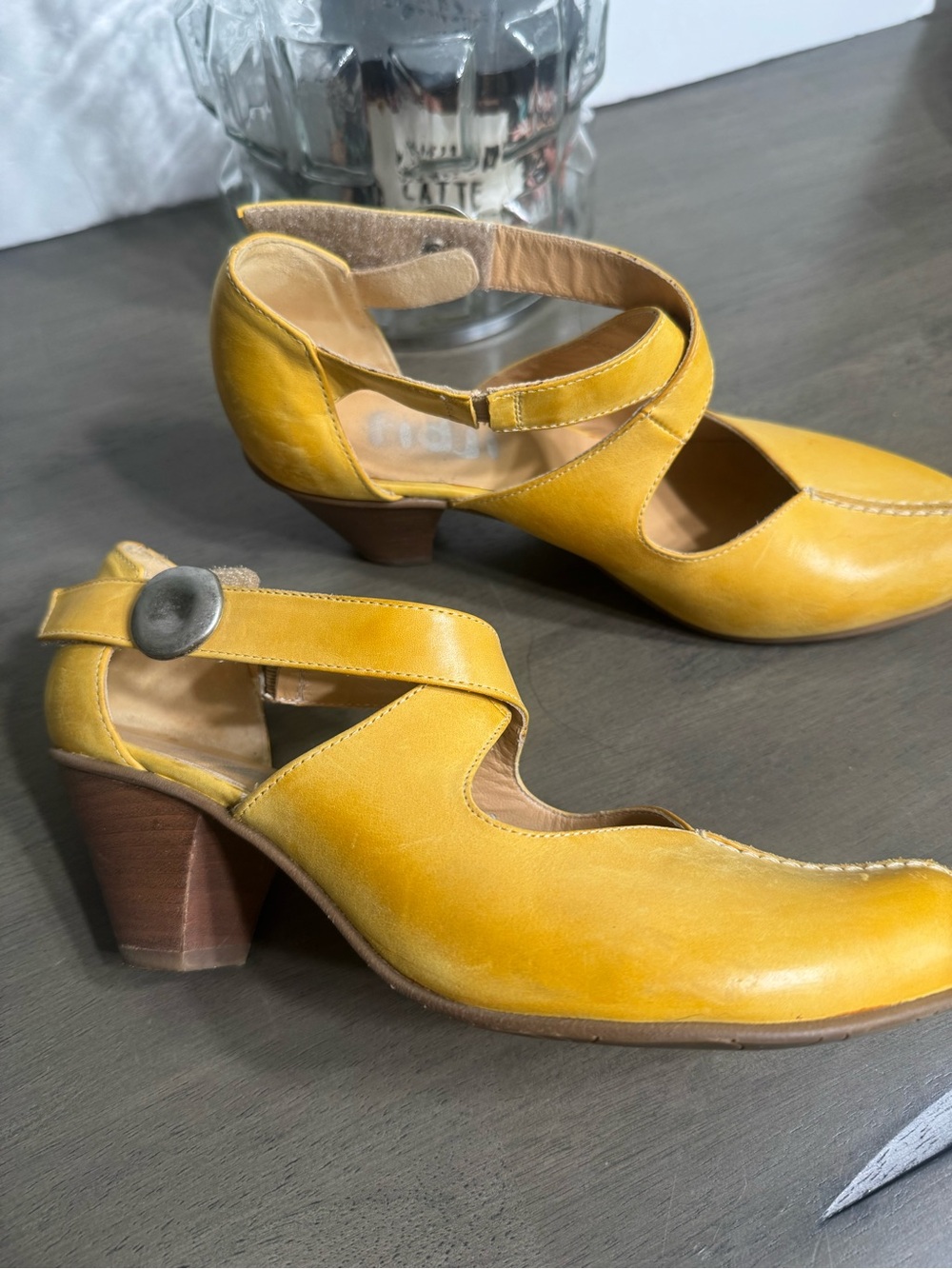 Fidji Vintage Style Leather Pumps